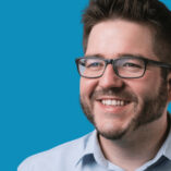 Portrait von Michael Helbing vor blauem Hintergrund