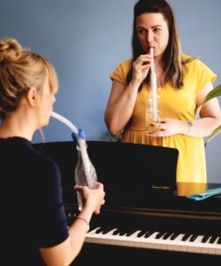 Gesangslehrerin und Schülerin arbeiten am Klavier mit LAX VOX® an der Gesangsstimme